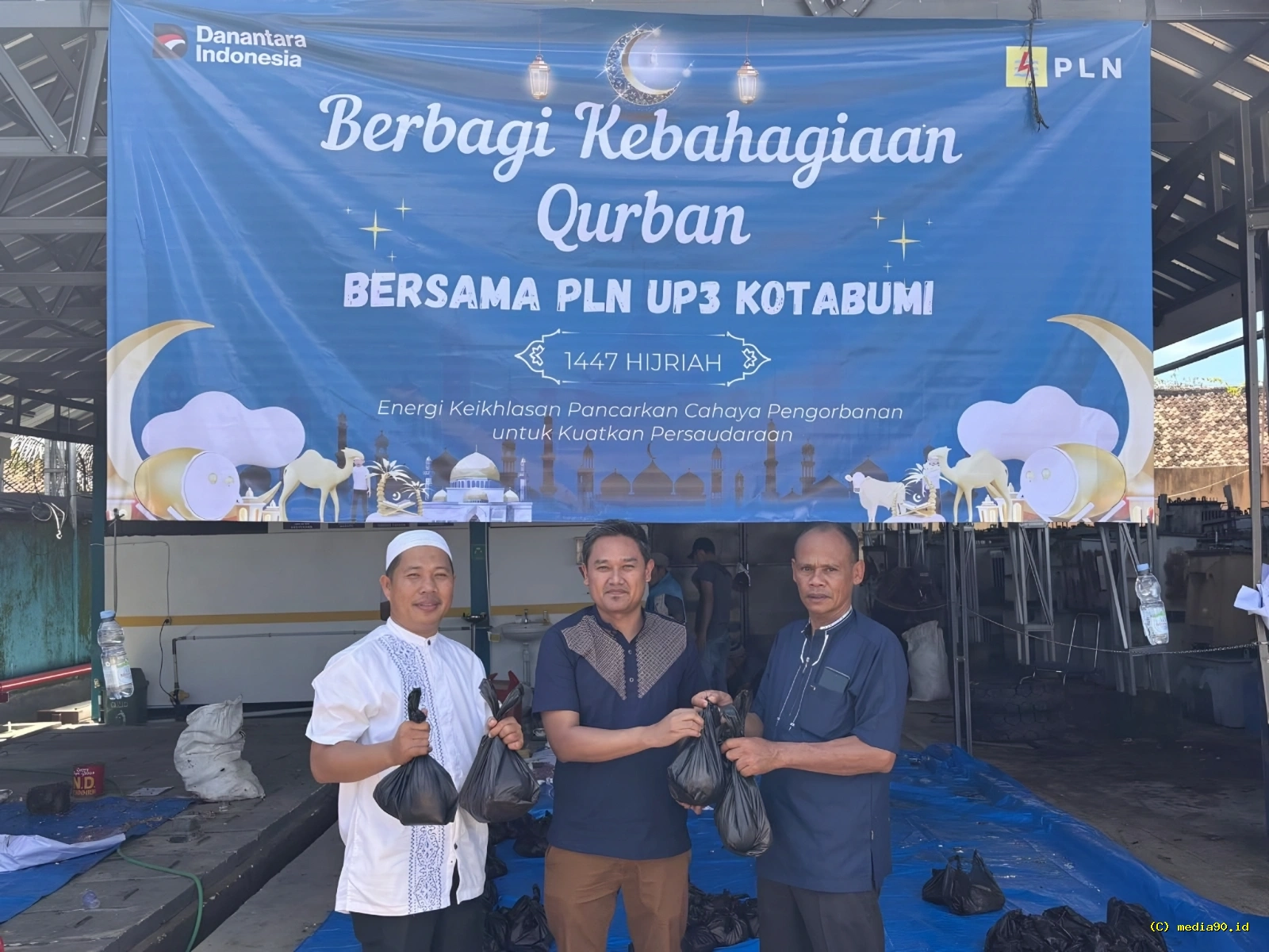 Sambut Iduladha, PLN UP3 Kotabumi Bagikan Daging Kurban kepada Warga Lampung Utara