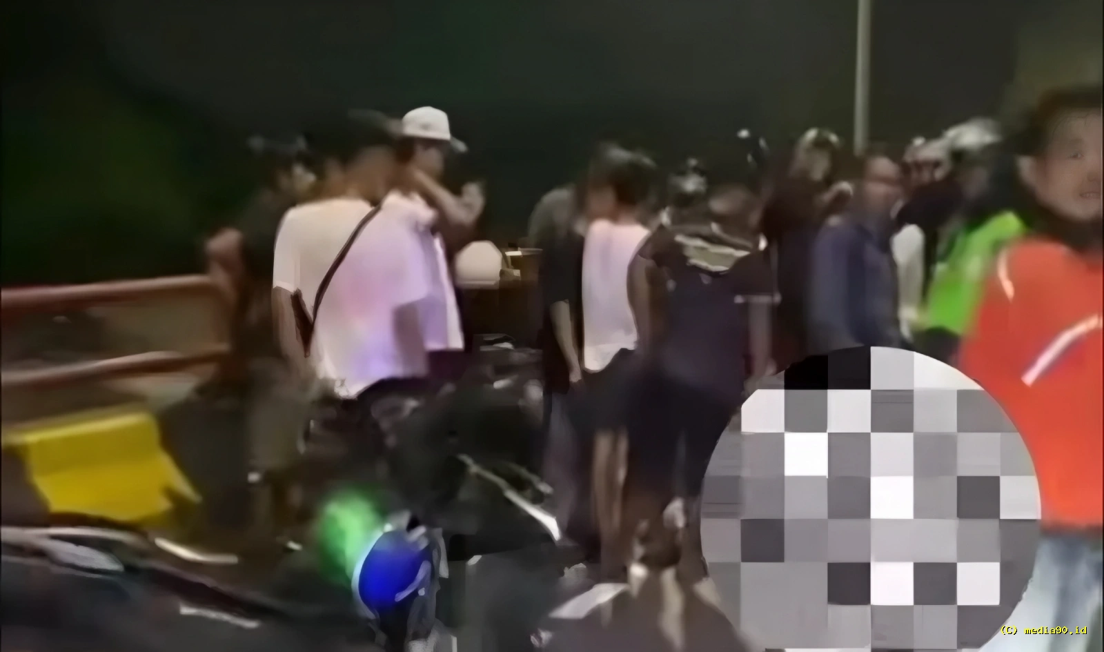 Tabrakan Heboh di Flyover Arif Rahman Hakim Depok, Seorang Ibu dan Anak Terluka