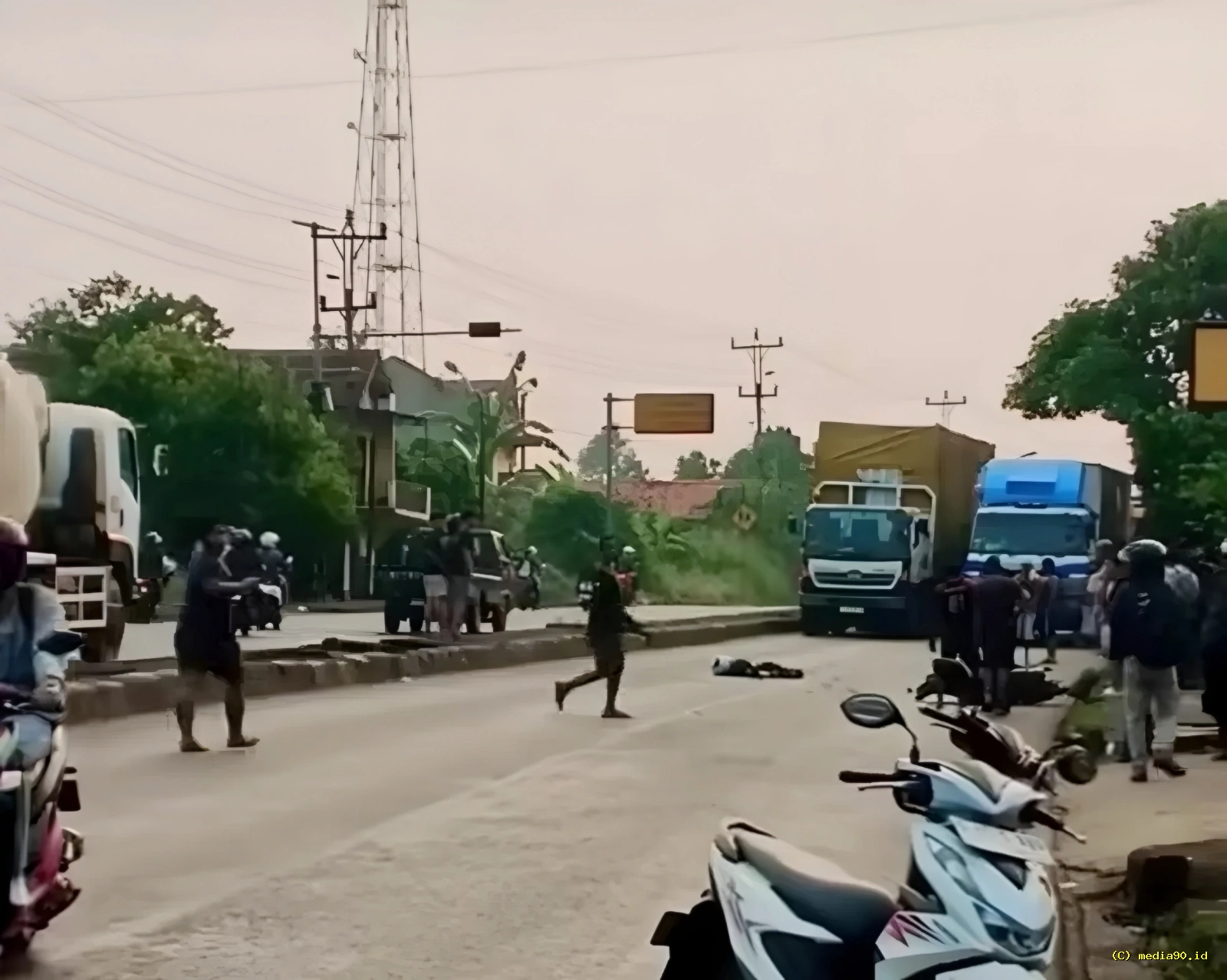 Tragis! Pemotor Tewas dalam Kecelakaan di Jalur Pantura Batang Usai Terjatuh dan Terlindas Truk
