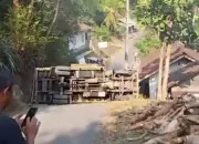 Truk Bermuatan Batu Terguling di Tanjakan Plelen Kulon Progo, Arus Lalu Lintas Sempat Tersendat