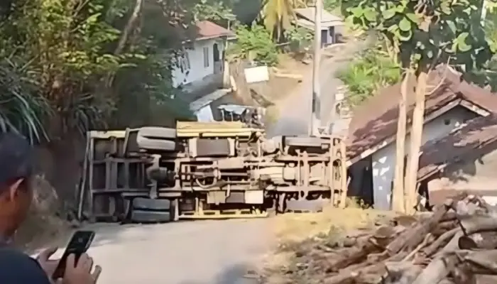 Truk Bermuatan Batu Terguling di Tanjakan Plelen Kulon Progo, Arus Lalu Lintas Sempat Tersendat