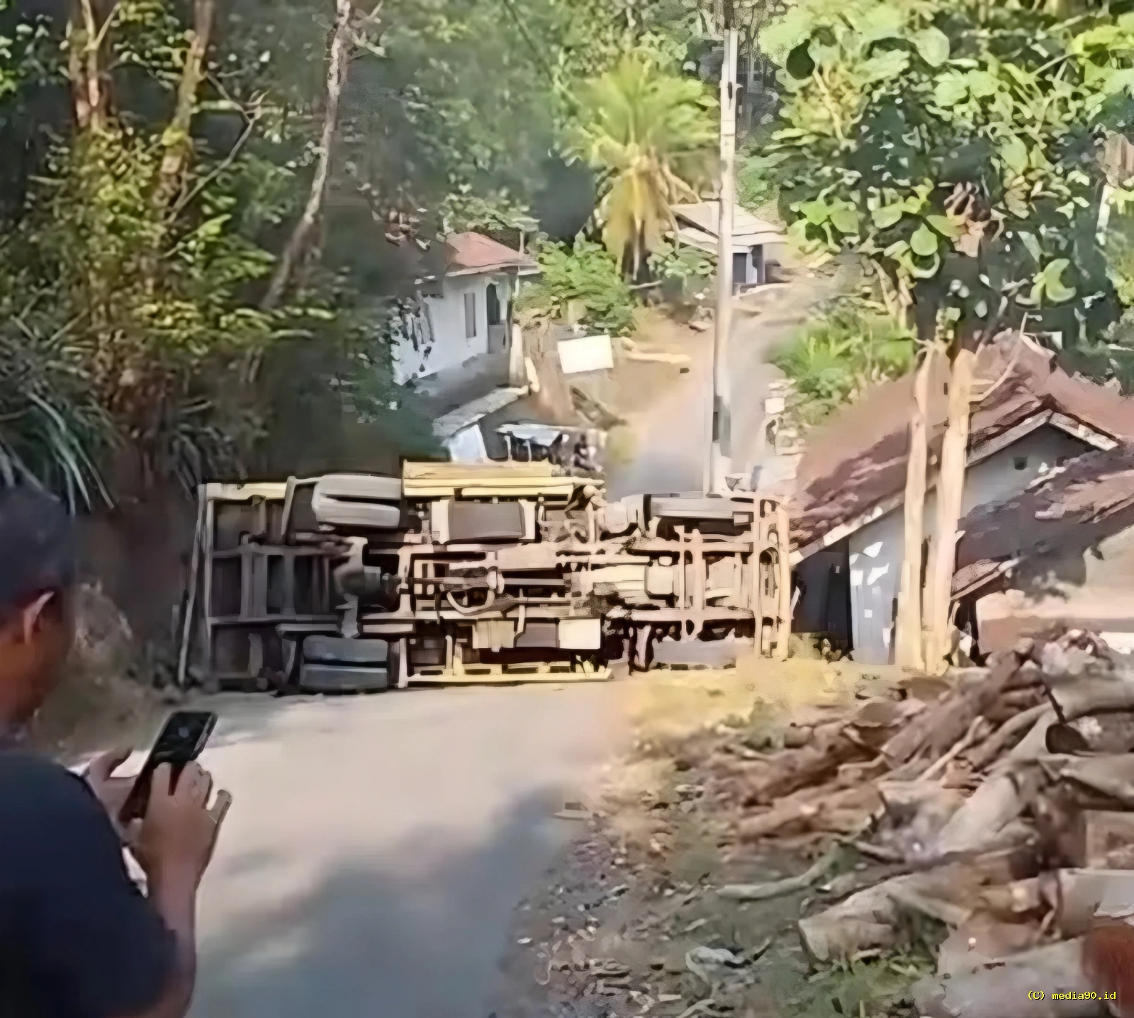 Truk Bermuatan Batu Terguling di Tanjakan Plelen Kulon Progo Arus Lalu Lintas Sempat Tersendat