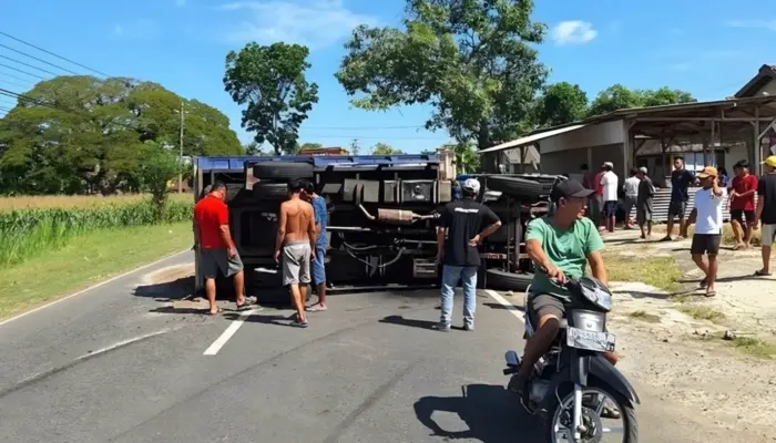 Diduga Ban Pecah, Truk Terguling di Pracimantoro Wonogiri hingga Tutup Sebagian Badan Jalan