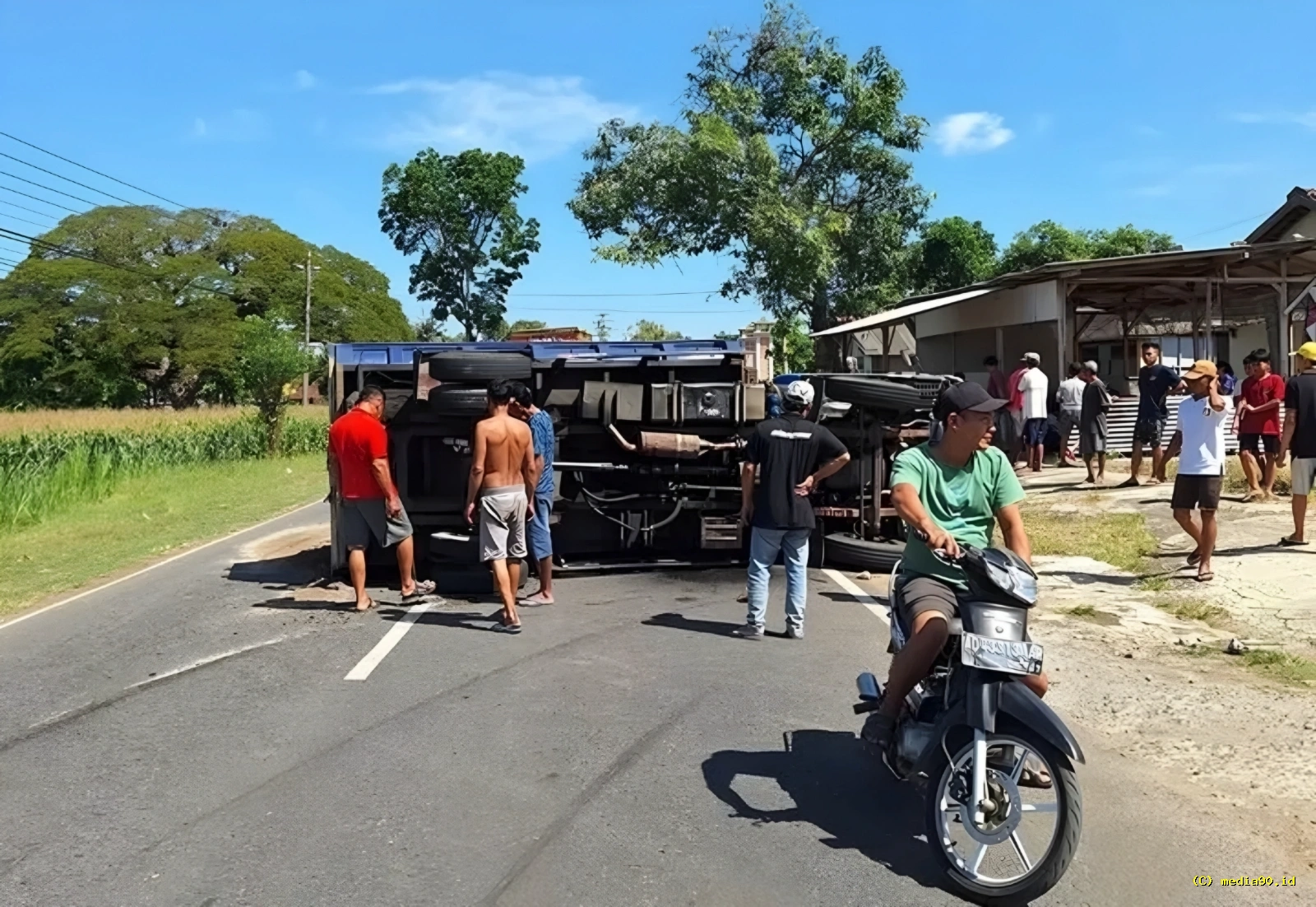 Truk Terguling di Pracimantoro Wonogiri Diduga Dipicu Ban Pecah Sebagian Jalan Sempat Lumpuh