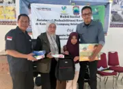 Warga Tanjung Sari Lampung Selatan Terima Bantuan STIS Bogor dan Kemensos RI, Termasuk Kursi Roda dan Peralatan Sekolah