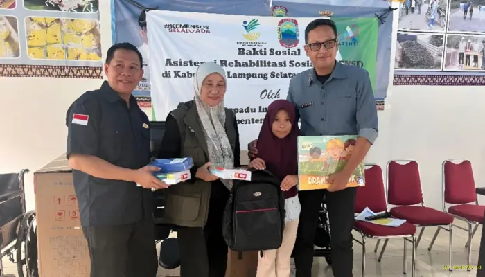 Warga Tanjung Sari Lampung Selatan Terima Bantuan STIS Bogor dan Kemensos RI, Termasuk Kursi Roda dan Peralatan Sekolah