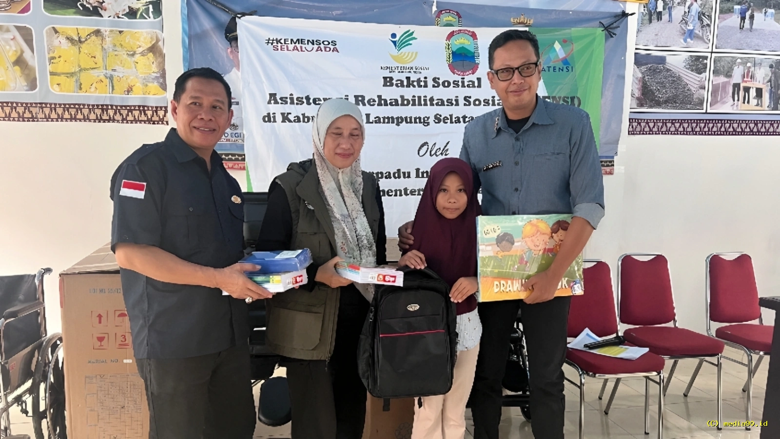 Warga Tanjung Sari Lampung Selatan Terima Bantuan Alat Sekolah dan Kursi Roda dari STIS Bogor Kemensos