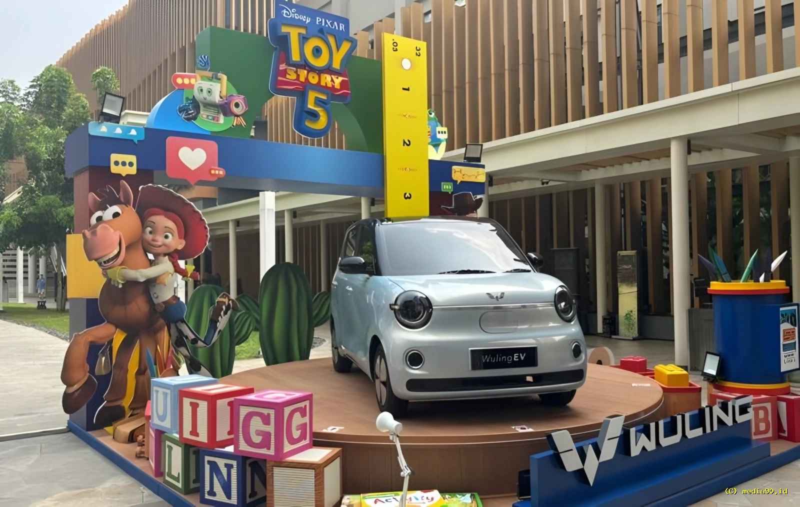 Wuling Indonesia Pamer Mobil Listrik di Booth Toy Story 5, Ini Dugaan Modelnya