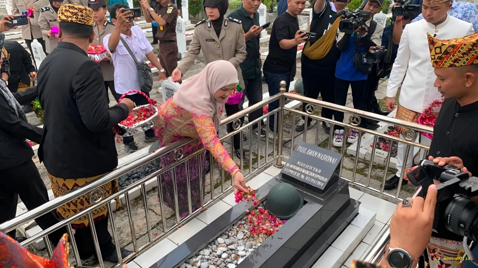 Ziarah ke TMP Eva Dwiana Serukan Generasi Muda Teruskan Semangat Perjuangan