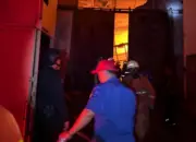 Brimob Polda Metro Bantu Padamkan Kebakaran Tiga Gudang di Tangerang