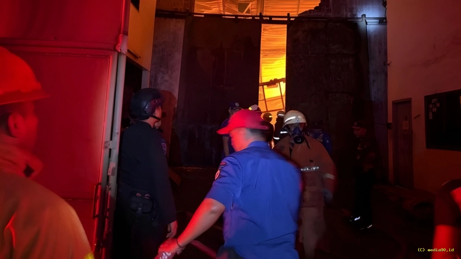 Brimob Polda Metro Turun Tangan Padamkan Kebakaran Tiga Gudang di Tangerang