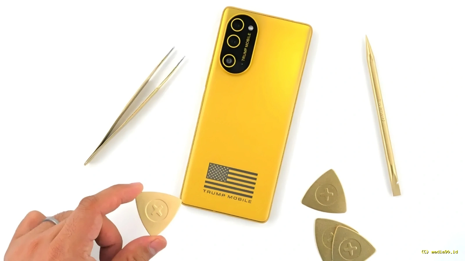 Bukan Ponsel Baru? iFixit Soroti Kemiripan Trump Mobile T1 dan HTC U24 Pro