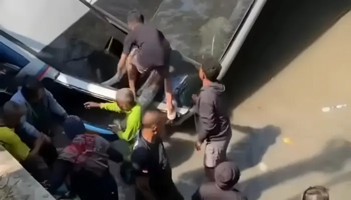 Bus Sugeng Rahayu Masuk Sungai di Nganjuk Setelah Bertabrakan dengan Truk Fuso, Sejumlah Penumpang Terluka