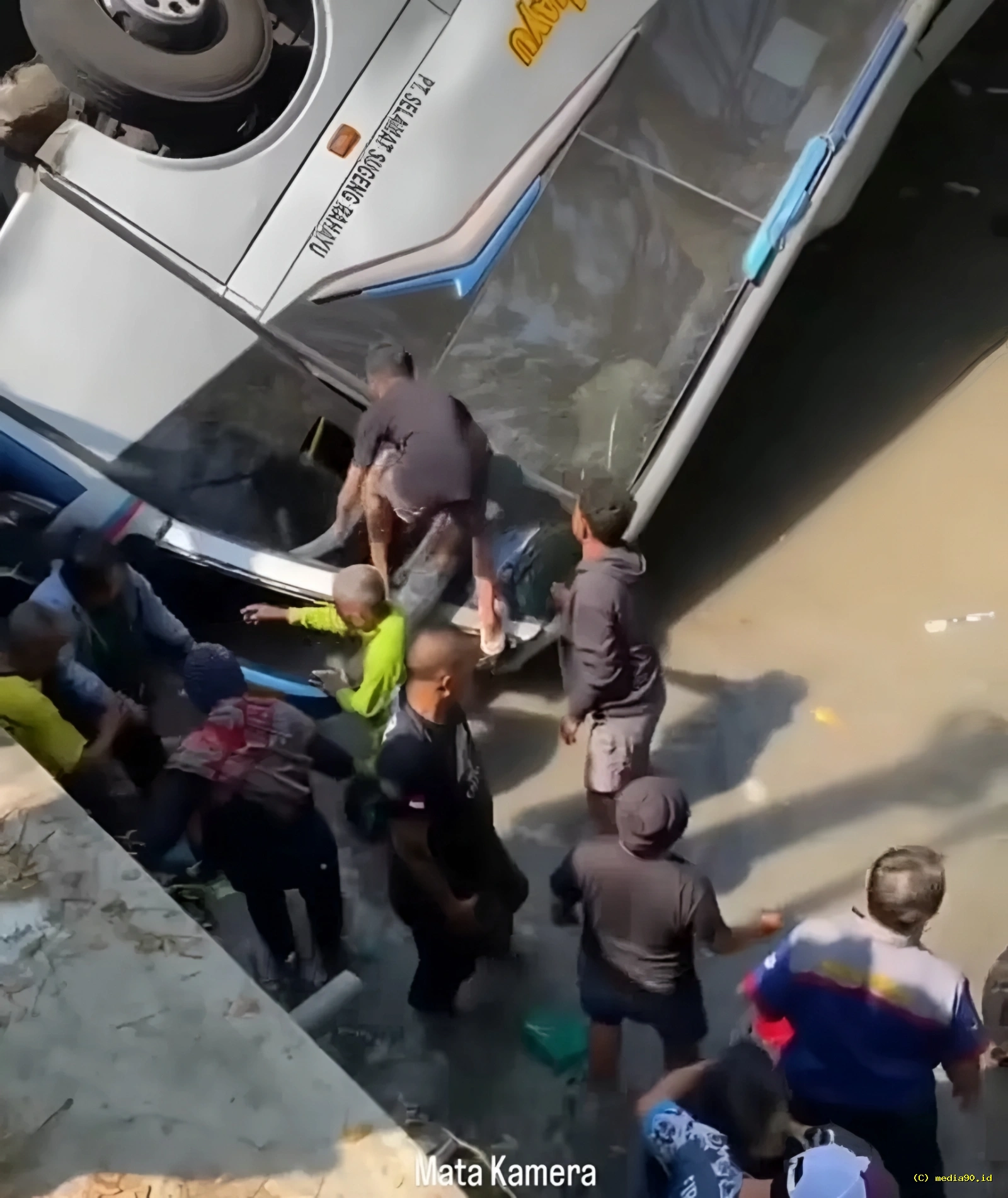 Bus Sugeng Rahayu Masuk Sungai di Nganjuk Setelah Bertabrakan dengan Truk Fuso, Sejumlah Penumpang Terluka