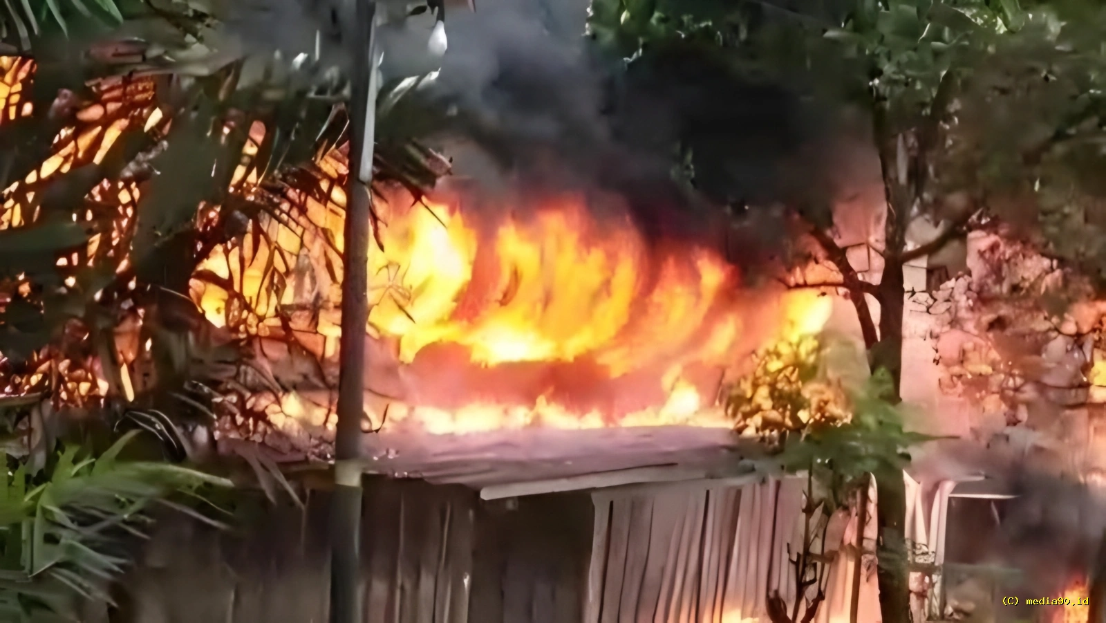 Gudang Onderdil di Tajurhalang Bogor Terbakar Asap Hitam Membumbung Tinggi