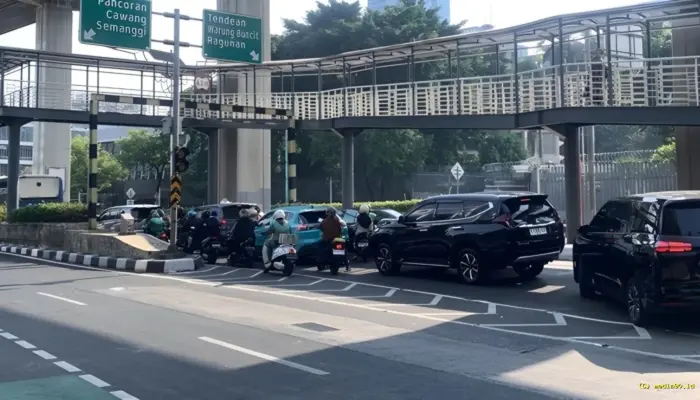 Lalu Lintas Kuningan Arah Tendean Macet Imbas Pembongkaran JPO yang Ditabrak Truk