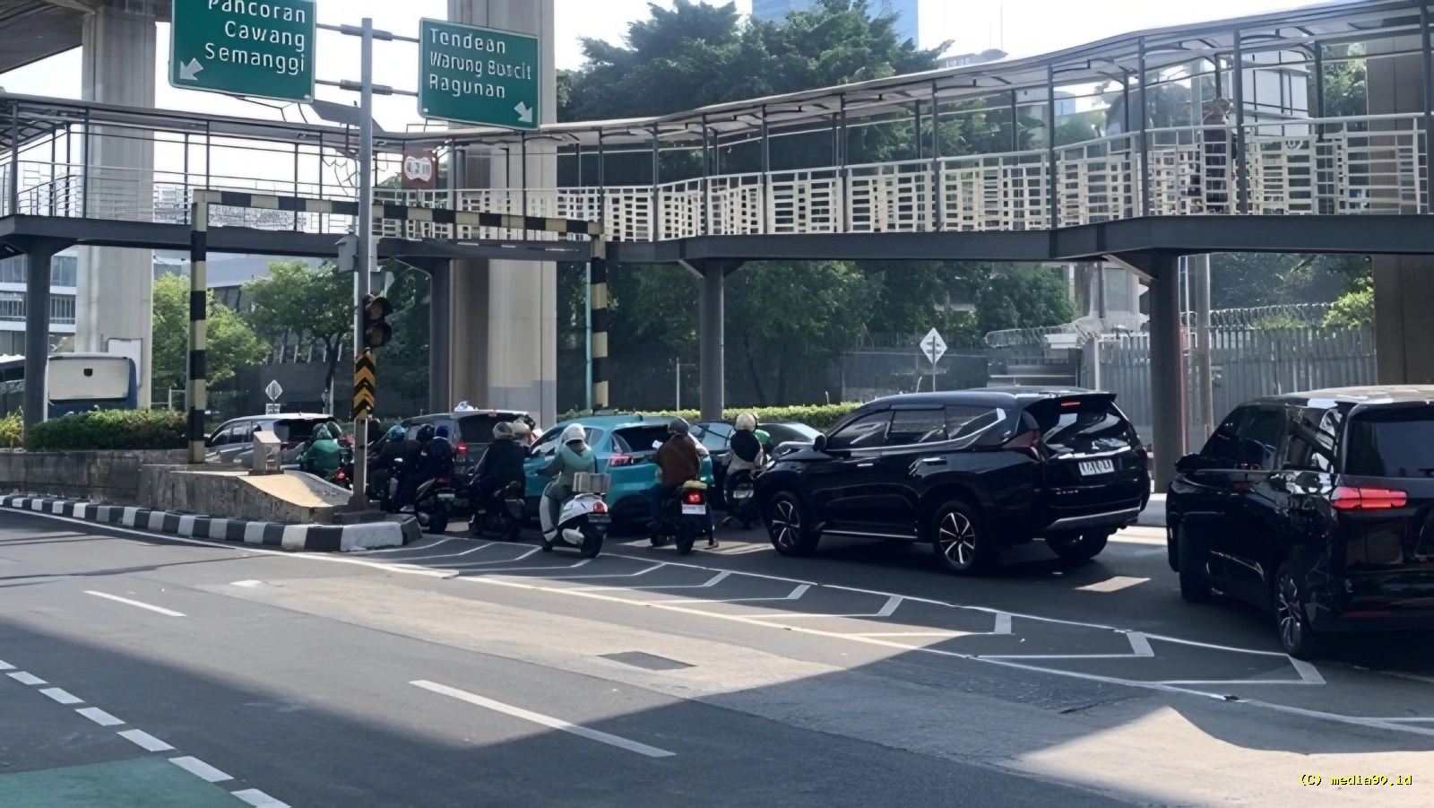 Lalu Lintas Kuningan Menuju Tendean Macet Akibat Pembongkaran JPO yang Ditabrak Truk