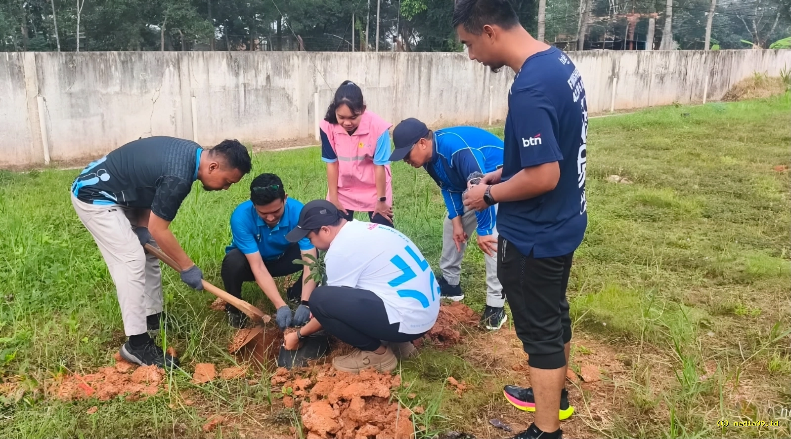 PLN UP3 Metro Peringati Hari Lingkungan Hidup Sedunia dengan Menanam Pohon Buah