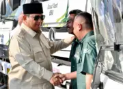 Momen Prabowo Berdialog dengan Sopir Truk Saat Tinjau Pengisian B50 di KM 57 Cikampek