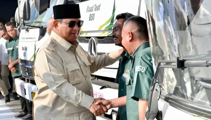 Momen Prabowo Berdialog dengan Sopir Truk Saat Tinjau Pengisian B50 di KM 57 Cikampek