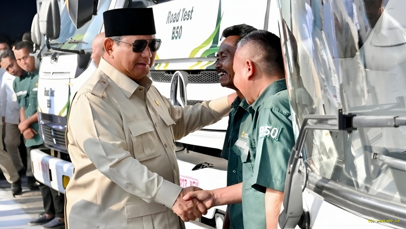 Prabowo Berdialog dengan Sopir Truk Saat Meninjau Uji Coba B50 di KM 57 Cikampek