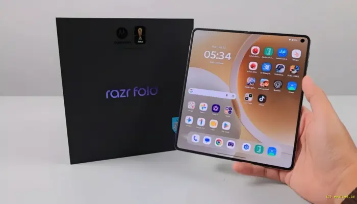 Review Motorola Razr Fold: Foldable Premium Pertama Motorola dengan Layar Besar, Kamera 50MP, dan Baterai 6000mAh