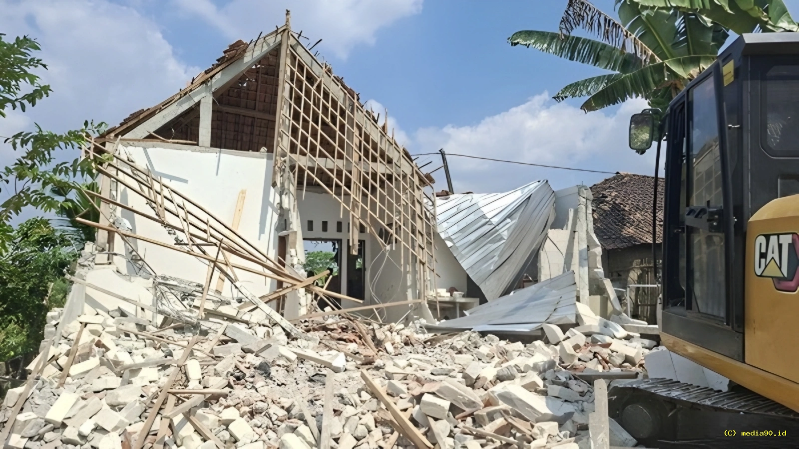 Rumah Hasil Kerja TKW Bojonegoro di Hong Kong Dirobohkan Usai Suami Ketahuan Selingkuh