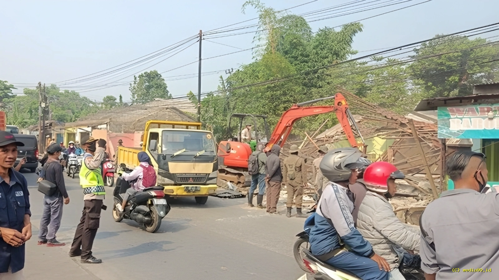 Sebanyak 40 Bangunan Liar di Atas Drainase Parung Bogor Dibongkar Petugas