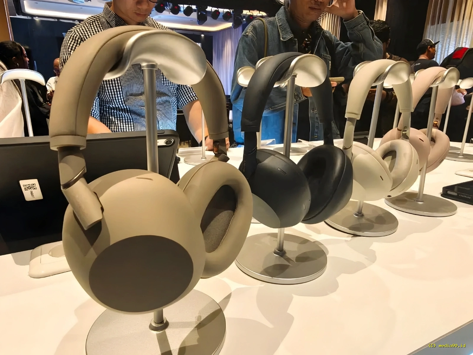 Sony WH-1000XM6 Dapat Varian Sandstone, Cocok Buat Penggemar Warna Netral