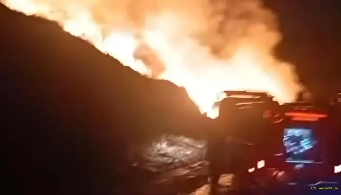 TPA Cipayung Depok Terbakar, Api Membesar Petugas Damkar Berjibaku Padamkan Kebakaran