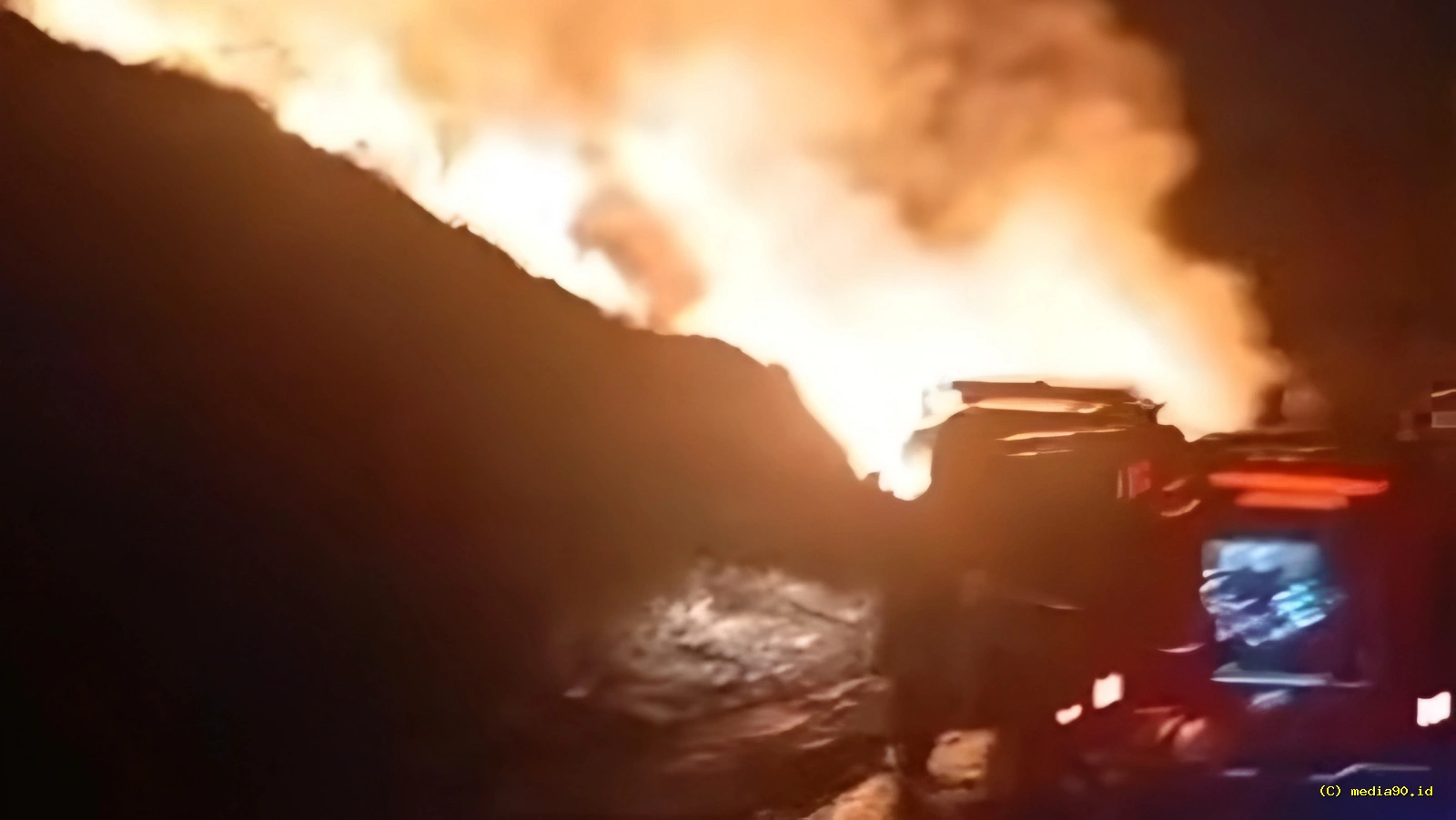 TPA Cipayung Depok Terbakar Api Membesar di Area Penampungan Sampah
