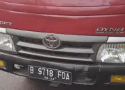 Truk Mogok di Depan Polda Metro Jaya, Petugas Lakukan Evakuasi dengan Derek
