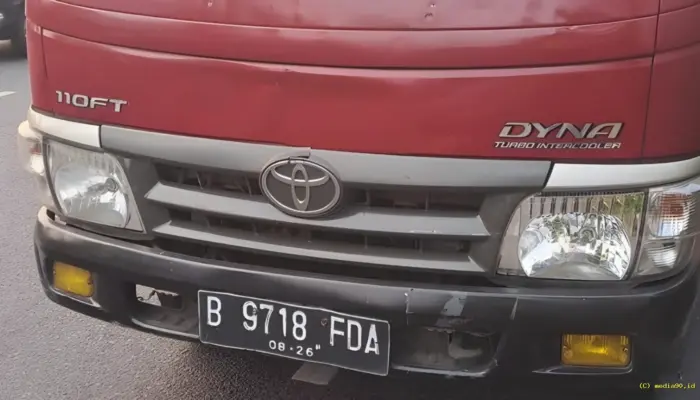 Truk Mogok di Depan Polda Metro Jaya, Petugas Lakukan Evakuasi dengan Derek