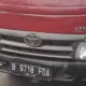Truk Mogok Hambat Arus Lalu Lintas di Depan Polda Metro Jaya Masih Diderek