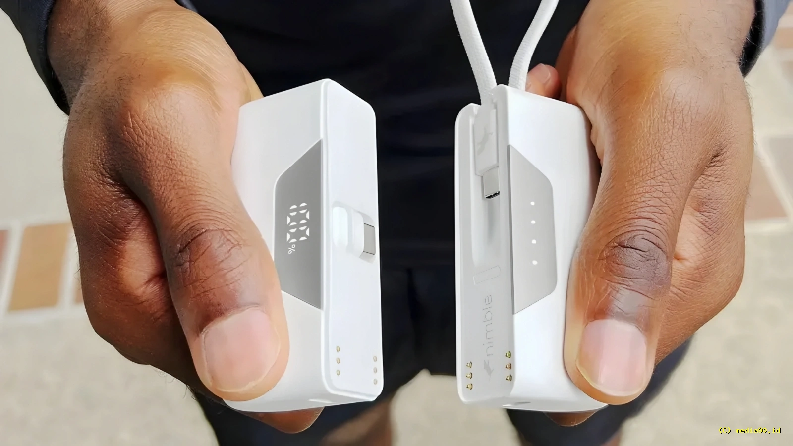 Unik! Power Bank Ini Bisa Dibelah Jadi Dua untuk Pengisian Bersamaan