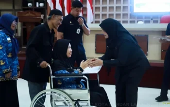 116 PNS Pemkot Bandar Lampung Pensiun, Eva Dwiana Serahkan SK dan Bantuan Purna Bhakti 5 116 PNS Pemkot Bandar Lampung Pensiun Eva Dwiana Serahkan SK dan Bantuan Purna Bhakti