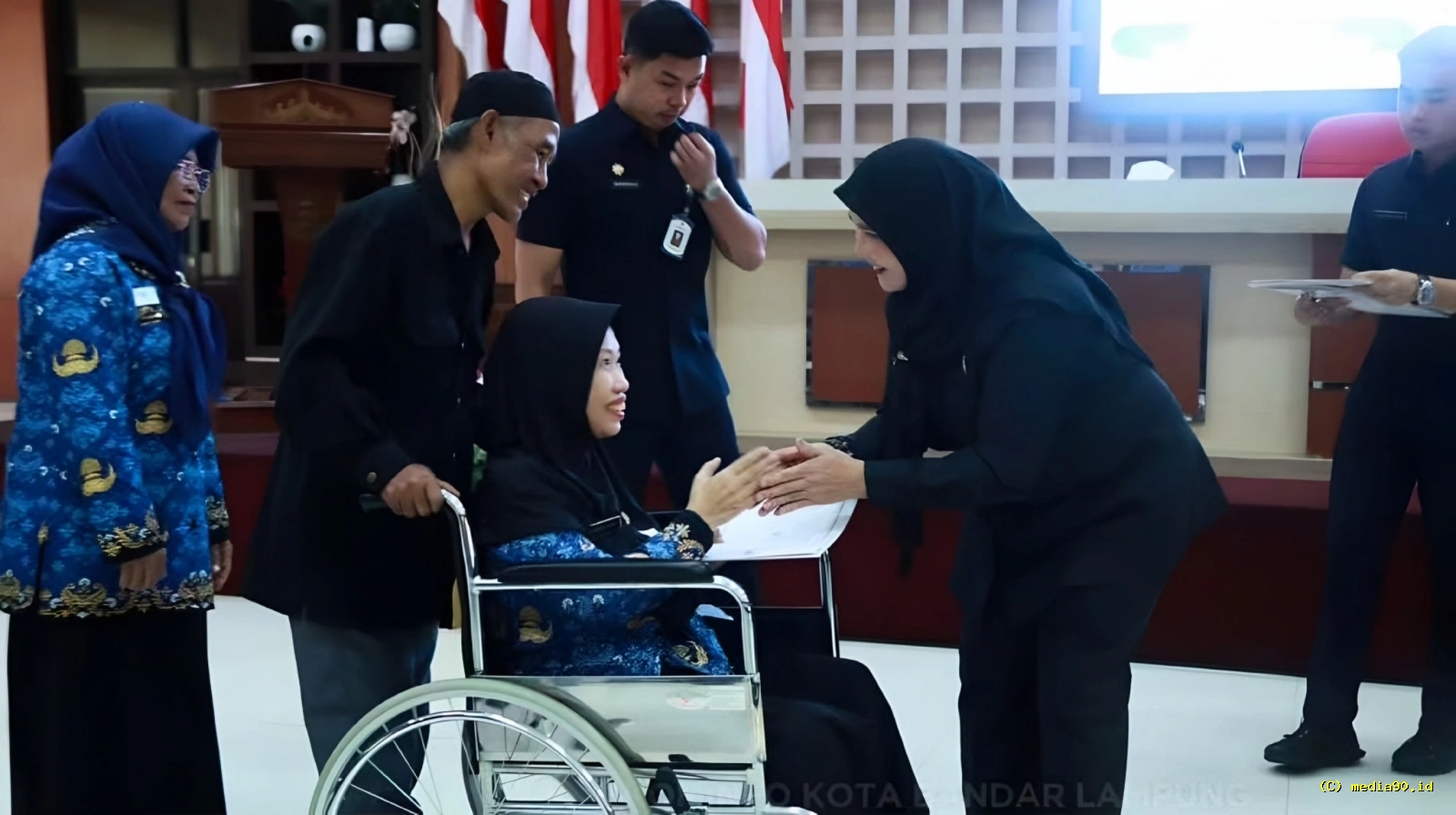 116 PNS Pemkot Bandar Lampung Pensiun Eva Dwiana Serahkan SK dan Bantuan Purna Bhakti