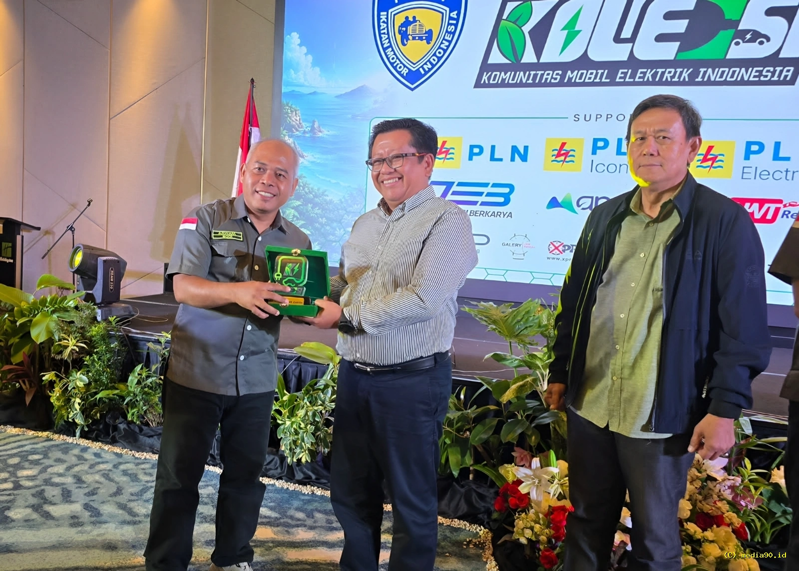 Anniversary ke 5 PLN Lampung Apresiasi Komunitas yang Edukasi Mobil Listrik dan Promosikan Pariwisata