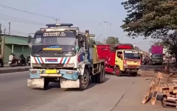 As Roda Patah, Truk Terguling di Onggorawe Demak hingga Bikin Jalur Semarang-Demak Macet