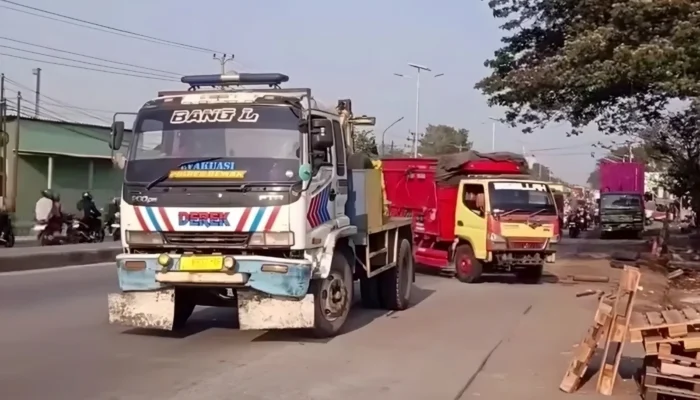 Truk Terguling di Onggorawe Demak, As Roda Patah Picu Kecelakaan dan Lalu Lintas Sempat Macet