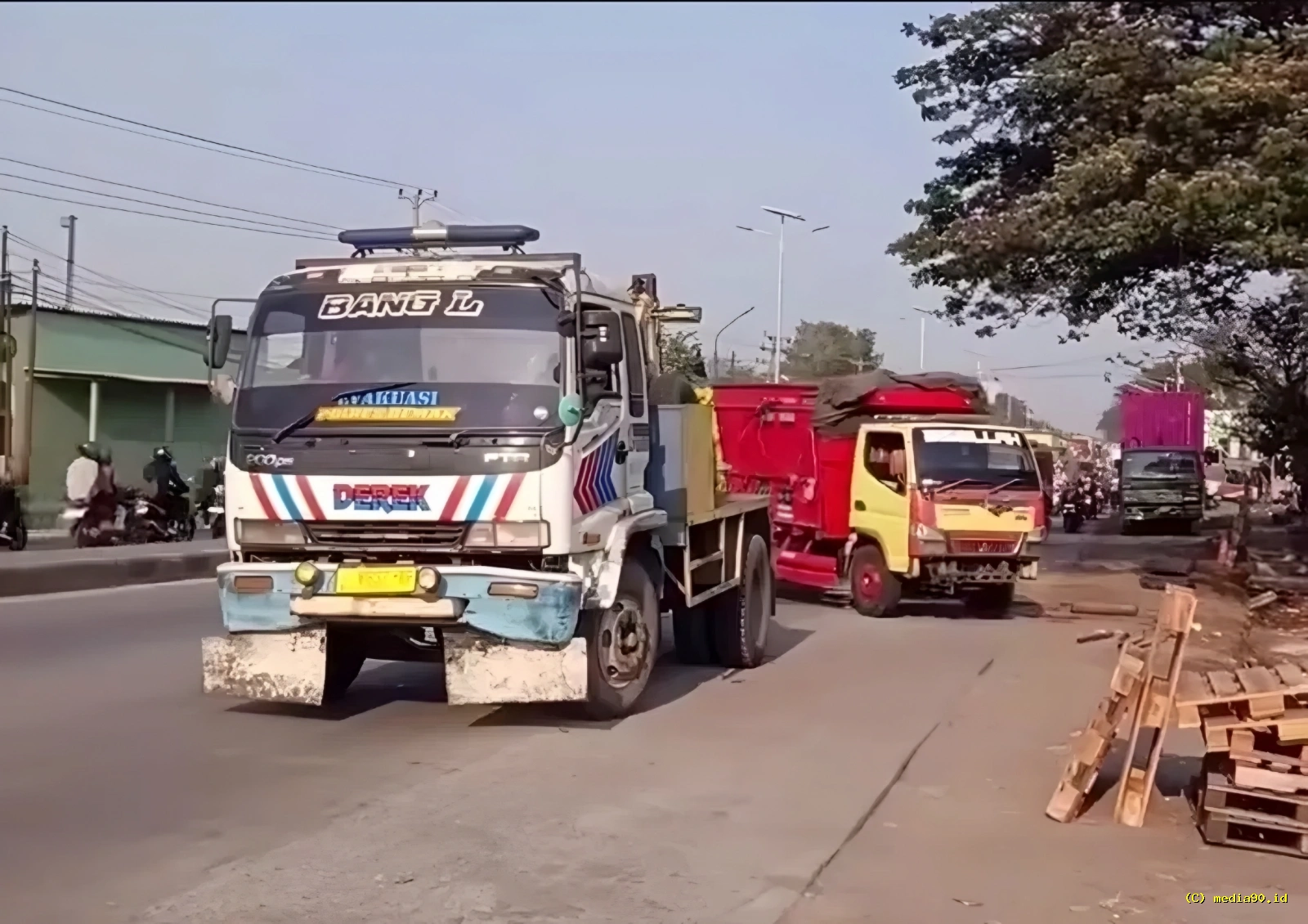As Roda Patah, Truk Terguling di Onggorawe Demak hingga Bikin Jalur Semarang-Demak Macet