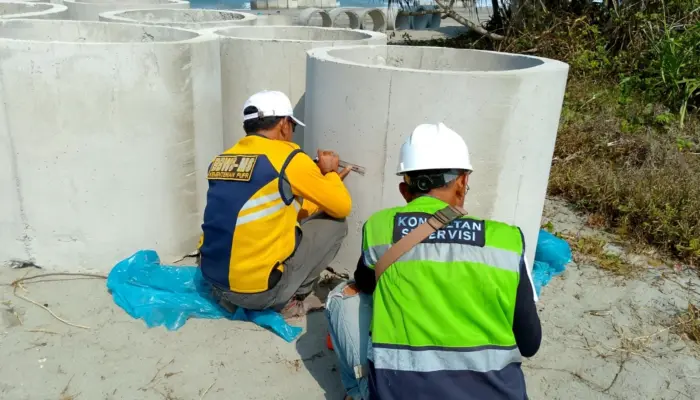 BBWS Mesuji Sekampung Pastikan Pembangunan Pengaman Pantai Mandiri Sejati Krui Penuhi Spesifikasi Teknis