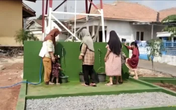 Bantu Warga Dapatkan Air Bersih, Babinsa Bangun Sumur Bor 54 Meter di Kotabumi