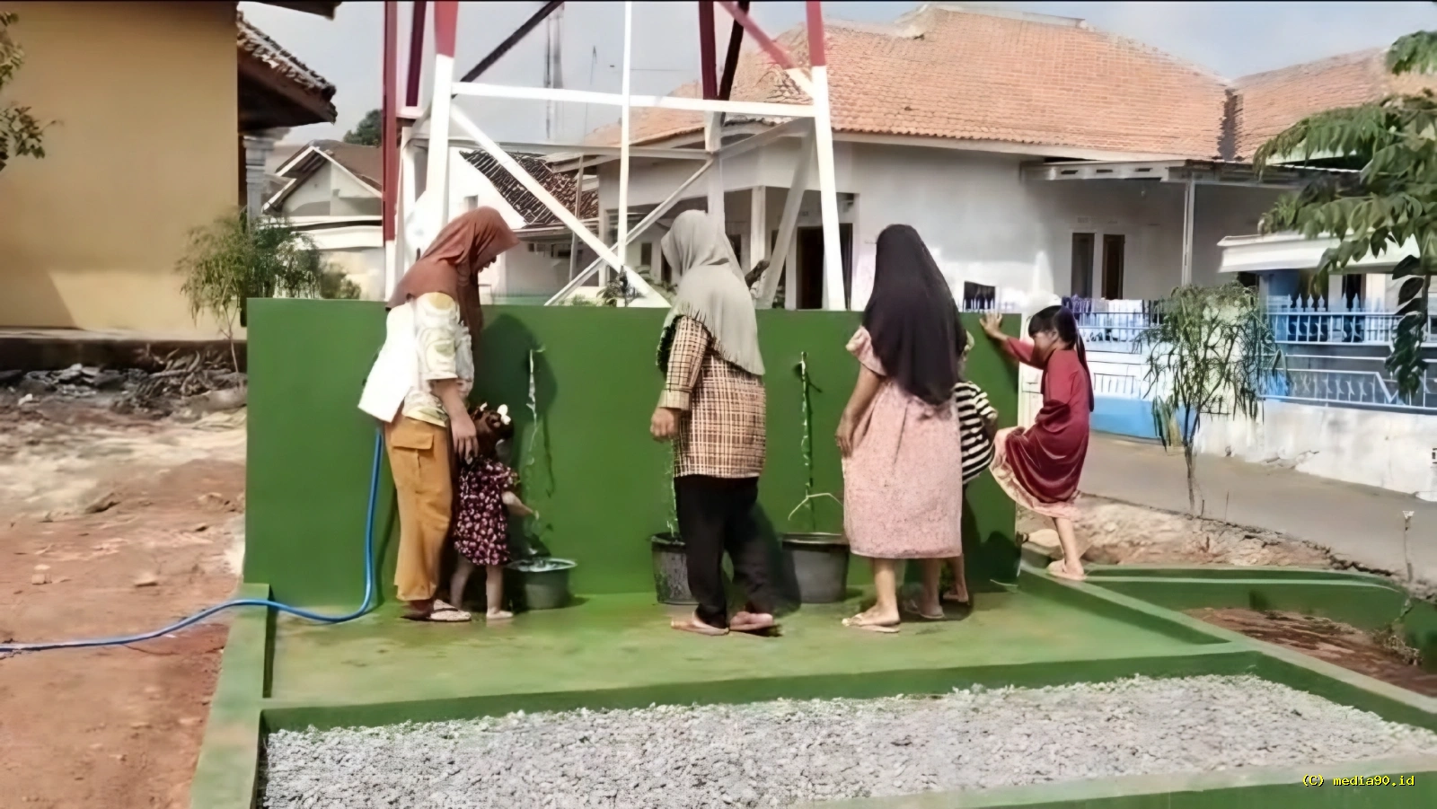 Bantu Warga Dapatkan Air Bersih, Babinsa Bangun Sumur Bor 54 Meter di Kotabumi