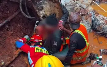 Dua Pekerja Tertimpa Beton Drainase di Jl D.I. Pandjaitan, 25 Personel Dikerahkan untuk Evakuasi 4 Beton Drainase Ambruk Timpa Dua Pekerja di Jl D.I. Pandjaitan, Evakuasi Berlangsung Dramatis