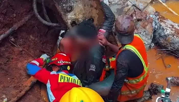 Dua Pekerja Tertimpa Beton Drainase di Jl D.I. Pandjaitan, 25 Personel Dikerahkan untuk Evakuasi