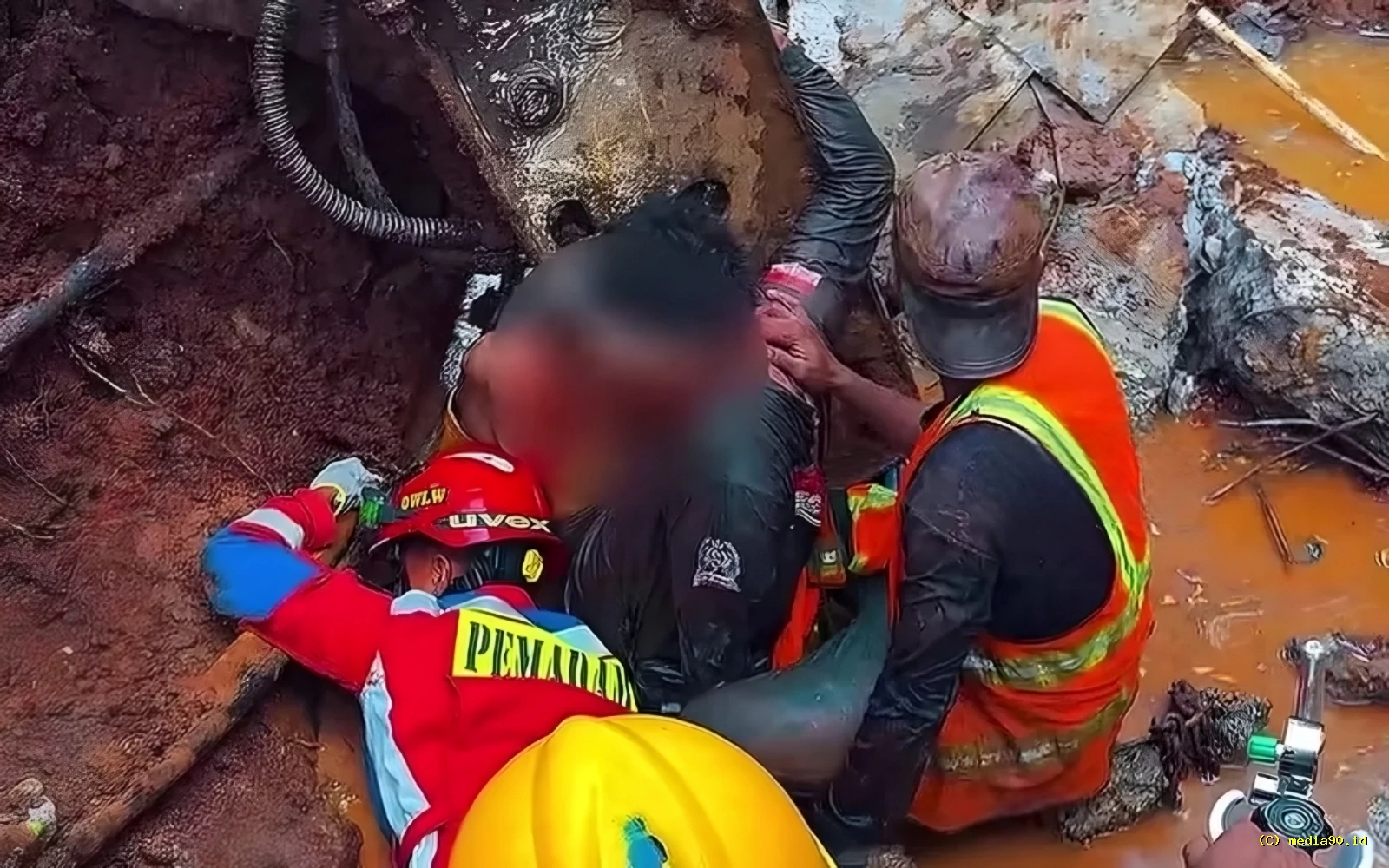 Beton Drainase Ambruk Timpa Dua Pekerja di Jl D.I. Pandjaitan, Evakuasi Berlangsung Dramatis