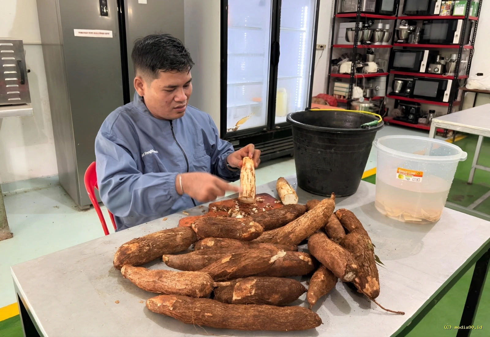 Dosen Polinela Olah Kulit Singkong Jadi Tepung Suhu HMT Optimal Berhasil Ditemukan