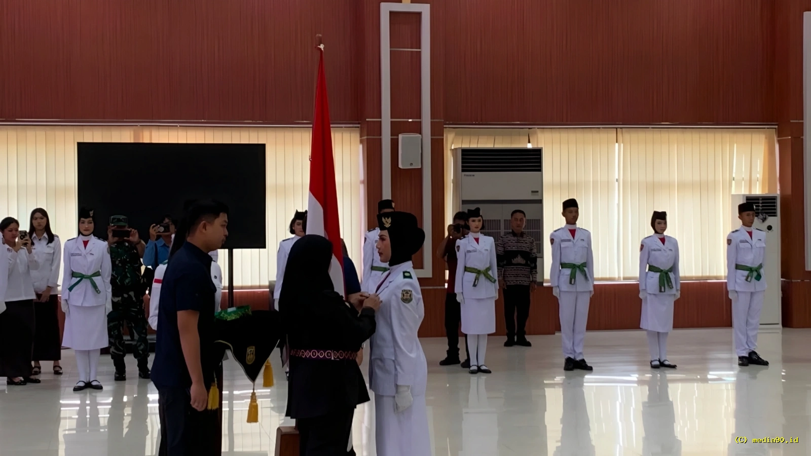 Eva Dwiana Kukuhkan 38 Paskibraka Bandar Lampung untuk HUT ke 81 RI