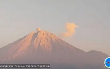 Gunung Semeru Erupsi Dua Kali Kolom Abu Membumbung hingga 800 Meter